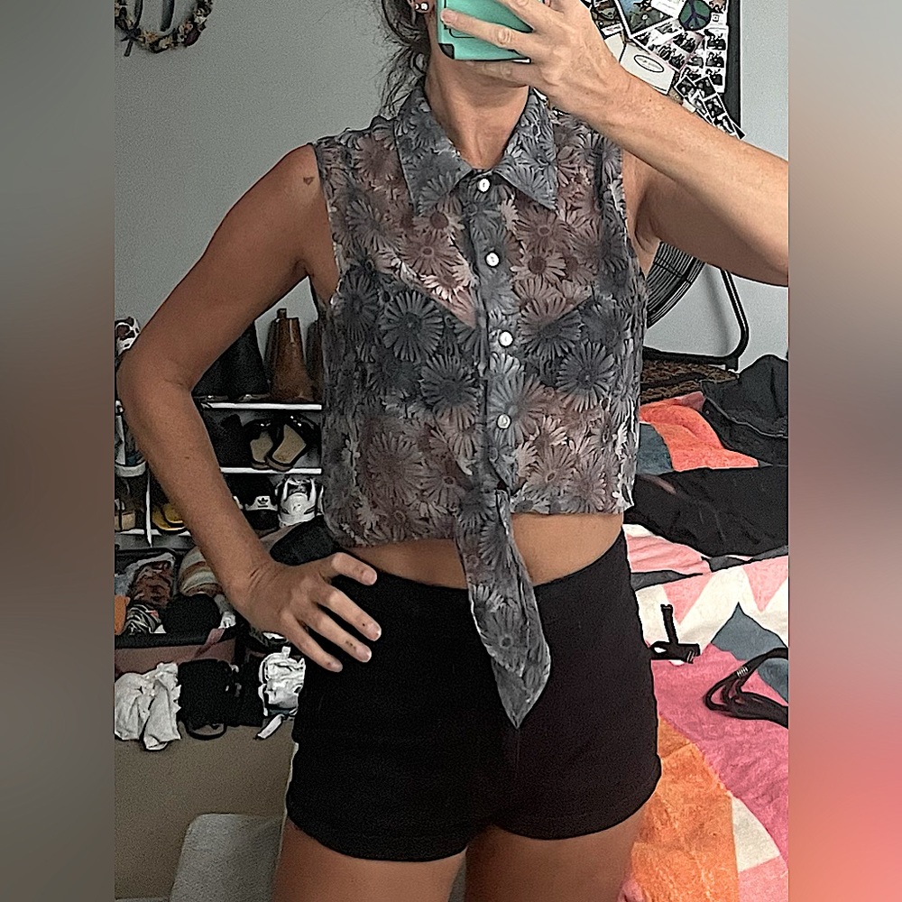 VINTAGE Anxiety brand sleeveless blouse w/daisies. Sheer.